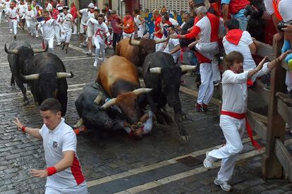 Los toros de la ganadería sevillana durante el octavo y último encierro de los Sanfermines 2018.