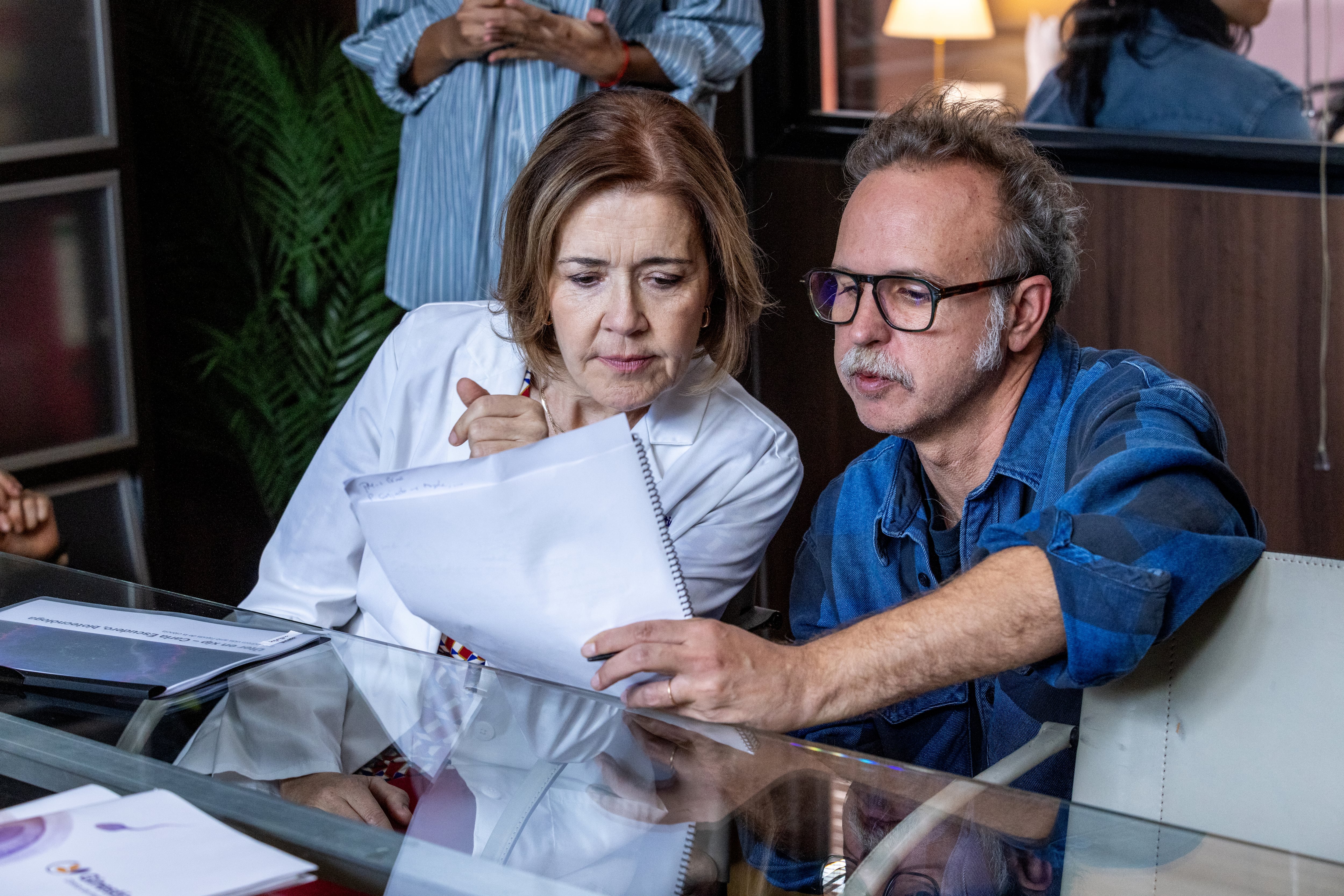 María Pujalte con el director Marc Crehuet, en un momento del rodaje de 'in vitro'.