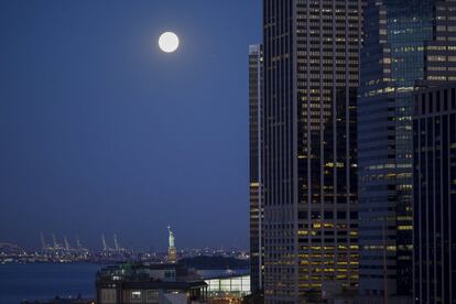 A 'lua azul', vista da ilha de Manhattan (Nova York).