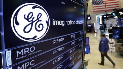 Logo de la compañía General Electric en el parqué de Wall Street