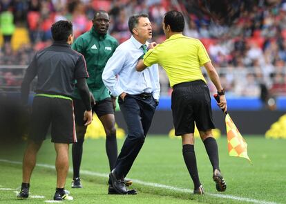 Juan Carlos Osorio, encara al cuarto &aacute;rbitro durante el M&eacute;xico-Portugal  