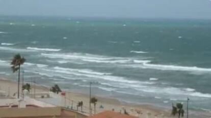 El viento ha obligado a cerrar parques y playas en Valencia mientras continúan las lluvias intensas en la Comunidad Valenciana. 