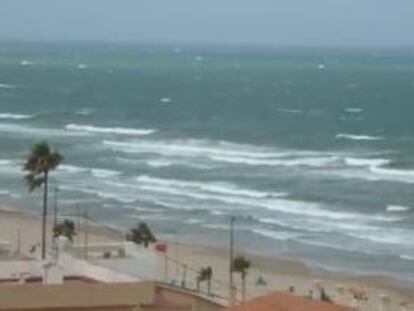 El viento ha obligado a cerrar parques y playas en Valencia mientras continúan las lluvias intensas en la Comunidad Valenciana. 
