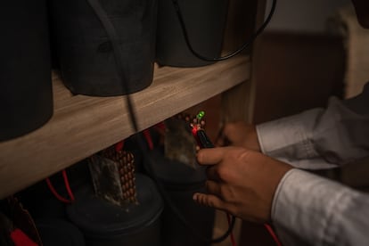 Thomas, estudiante del colegio Montessori, prende un bombillo con energía generada por los residuos de café.