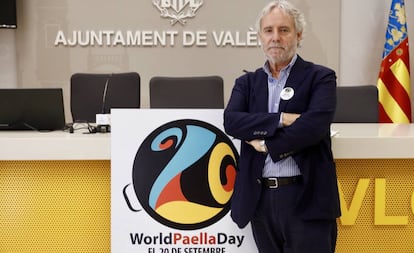 El concejal de Turismo de Valencia, Emiliano García, ante el cartel del Día Mundial de la Paella, que se celebrará el 20 de septiembre. 