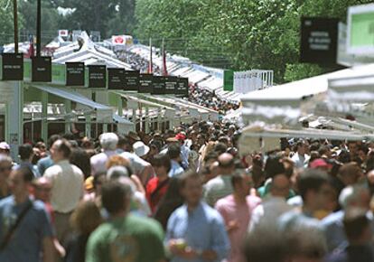 Muchos compradores, lectores y curiosos acudieron ayer a la feria, pero se podía pasear sin agobios.