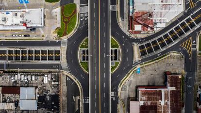 Vista aérea de la avenida Simón Bolívar de Ciudad de Panamá, en un día de confinamiento.