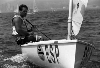 José Van der Ploeg navegando en la regata de la clase 'Finn' en Barcelona 1992, donde se hizo con el oro.