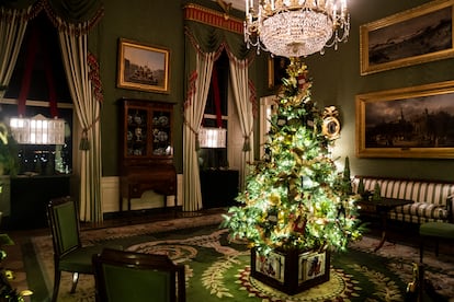 La Sala Verde con la nuevas cortinas que puso Melania Trump, decorada esta Navidad. |