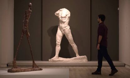 'El hombre que camina' de Giacometti (a la izquierda), frente al 'Hombre que camina' de Rodin'.