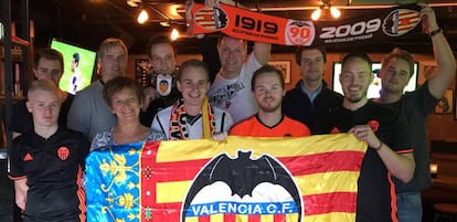 Hans Lange, abajo a la derecha, en un bar de Oslo viendo un encuentro del Valencia CF con otros miembros de la peña Chescandinavia.