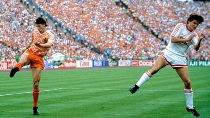 El holandés Marco Van Basten hace una volea en la final de la Eurocopa del 88.