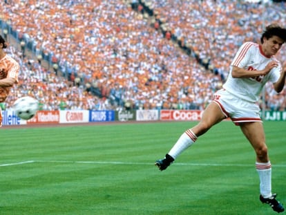 El holandés Marco Van Basten hace una volea en la final de la Eurocopa del 88.