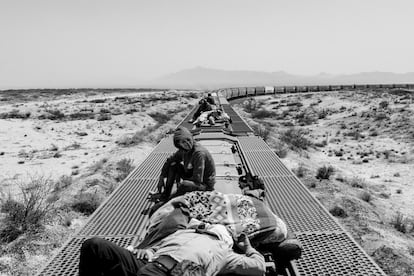 Solicitantes de asilo, principalmente de Venezuela, se sientan en lo alto de un tren de carga que se dirige a la ciudad fronteriza de Ciudad Juárez, en el norte de México, el 4 de abril de 2023.
