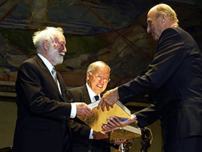 Isadore Singer (izquierda) y Michael Atiya reciben el premio de manos del rey Harald de Noruega.