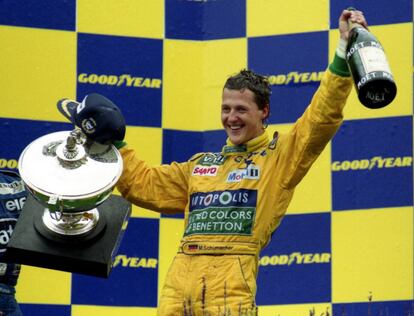 Motorsport, Formel 1, Saison 1992, Grosser Preis von Belgien, Siegerehrung, Spa Francorchamps, Belgien: Michael Schumacher haelt auf dem Siegerpodest den Pokal und eine Flasche Champagner, nachdem er seinen ersten Grand Prix in der Formel 1 gewonnen hat (Foto vom 30.08.92). Mit 91 Siegen ist Michael Schumacher der erfolgreichste Fahrer der Formel-1-Geschichte. Sein letzter Erfolg liegt aber schon fast sechs Jahre zurueck. Ob in den noch verbleibenden sechs Rennen seiner Karriere ein weiterer Erfolg dazukommt, ist ungewiss. Im belgischen Spa feierte er 1992 seinen ersten Sieg. (zu dapd-Text)