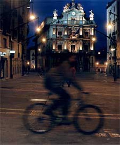 Una vista nocturna de la plaza del Ayuntamiento de Pamplona, capital de la Comunidad Foral de Navarra.