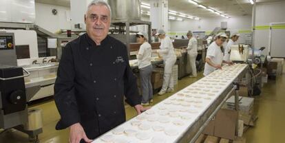 El maestro turronero Ángel Velasco en su empresa Torrons Vicens.