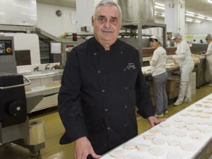 El maestro turronero Ángel Velasco en su empresa Torrons Vicens.