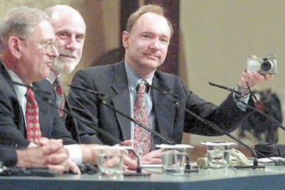 Tim Berners-Lee, con Robert Khan y Vinton Cerf durante la entrega de los premios Príncipe de Asturias.