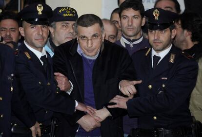 Policias trasladan al jefe mafioso Michele Zagaria.