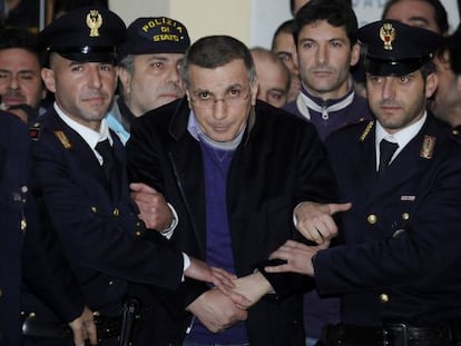 Policias trasladan al jefe mafioso Michele Zagaria.