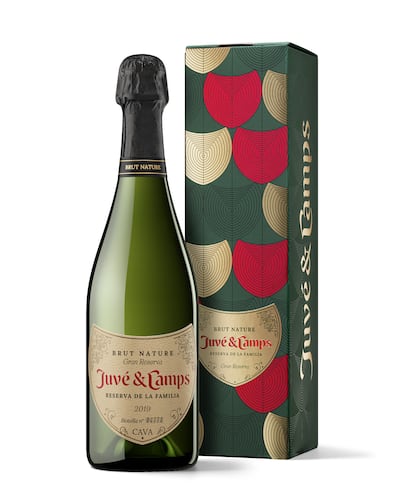 En edición especial con caja navideña y numerada. Así se presenta una de las propuestas más destacadas de Juvé & Camps, su brut nature gran reserva de la familia un cava elaborado a partir del mosto flor de uvas de las fincas de Espiells, La Cuscona y Mediona de la bodega.