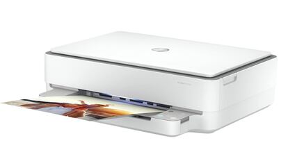 La impresora HP Envi 6020e, con acabado en color blanco, puede imprimir, escanear y copiar en blanco y negro y color.