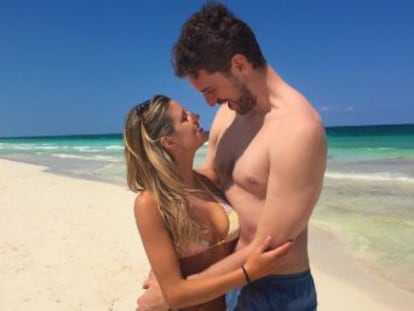 El jugador de baloncesto ha publicado una foto junto a su nueva pareja en Instagram