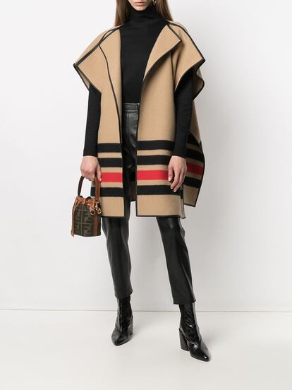 Este poncho de la nueva colección de Burberry te hará dominar el arte del ‘layering’ sin ningún esfuerzo. Lo tienes aquí por 1.090 euros.