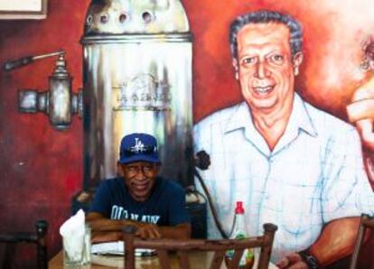 El escritor y periodista estadounidense Bob Hayes en el café de La Merced en Veracruz.