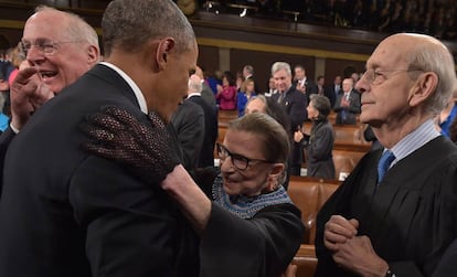 La juez Ruth Bader Ginsburg, con el entonces presidente Barack Obama, en el Capitolio de Estados Unidos, en Washington, en 2015.