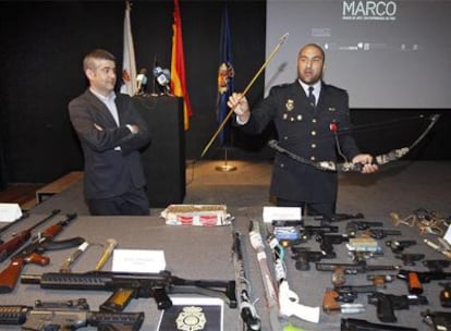 El director del Marco, Iñaki Martínez Antelo, junto al agente Alejandro de Miguel, que ayer presentó las armas.