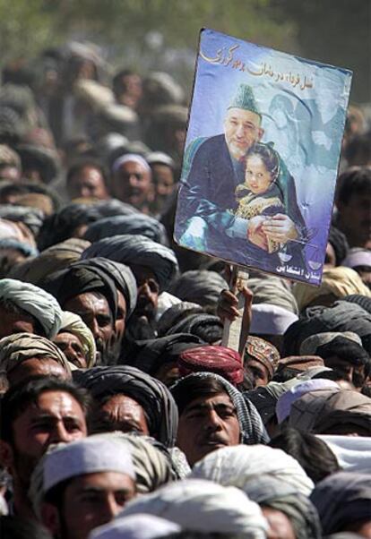 Seguidores de Hamid Karzai en el mitin celebrado ayer en Ghazni.