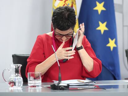 La ministra de Asuntos Exteriores, Arancha González Laya, colocándose la mascarilla durante la rueda de prensa posterior al Consejo de Ministros.