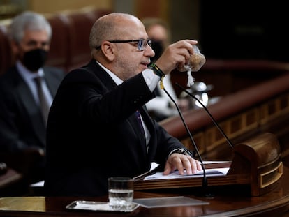El diputado de Vox Francisco José Alcaraz muestra unas nueces mientras interviene desde la tribuna del Congreso en febrero de 2021.