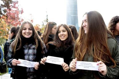 Alumnos de Deusto se han concentrado esta mañana para exigir respeto a su privacidad. 