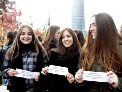 Alumnos de Deusto se han concentrado esta mañana para exigir respeto a su privacidad.