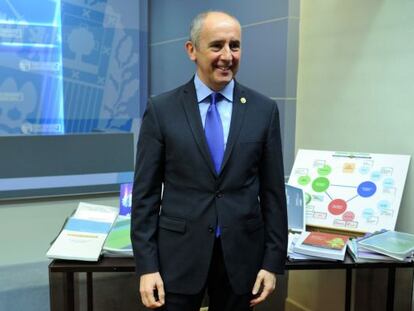 El portavoz del Gobierno Josu Erkoreka junto a los gráficos del Plan de Ciencia y Tecnología