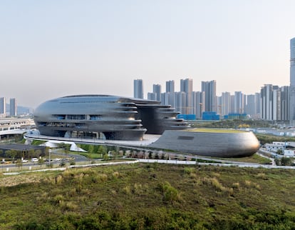 La arquitectura orgánica del museo contrasta con los bloques de vivienda de la ciudad.