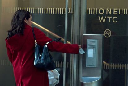 Los primeros trabajadores han llegado este lunes a las oficinas del 'One World Trade Center' de Nueva York. Las autoridades de la ciudad presumen de máxima seguridad en el edifico durante su inauguración este lunes.