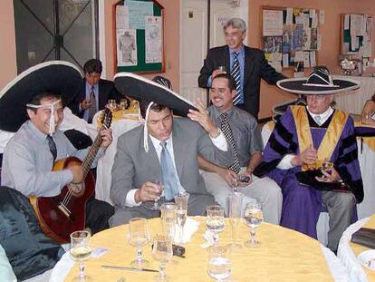 Rafael Correa canta con el grupo Los Sancochos en una fiesta en una universidad de Quito en 2004.