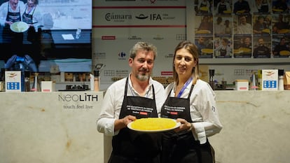 Ramón Rodríguez e Isabel Gesto, propietarios del restaurante O Cabo (A Coruña), ganadores del concurso nacional de tortilla de patatas de España 2024. Imagen proporcionada por Alicante Gastronómica.