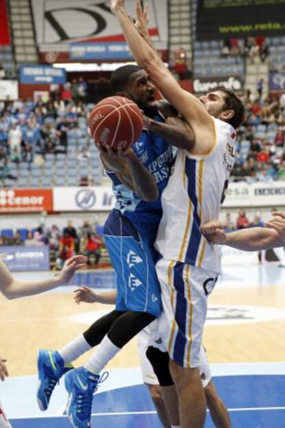 El escolta del Gipuzkoa Basket, Dean Taquan, trata de encestar ante José Ángel Antelo.