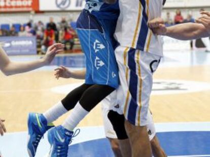 El escolta del Gipuzkoa Basket, Dean Taquan, trata de encestar ante José Ángel Antelo.