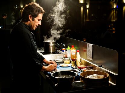 Carlos Navarro, quinto en la Copa del Mundo de sushi de Tokio en 2016, cocinando comida japonesa.