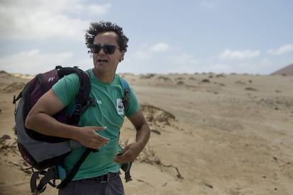 El biólogo Alexis Rivera, en la playa del Ámbar en La Graciosa (islas Canarias).