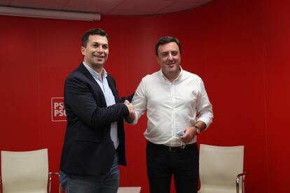 Gonzalo Caballero, con chaqueta, saluda a Valentín González Formoso, en la sede de la formación en Santiago, el pasado viernes.