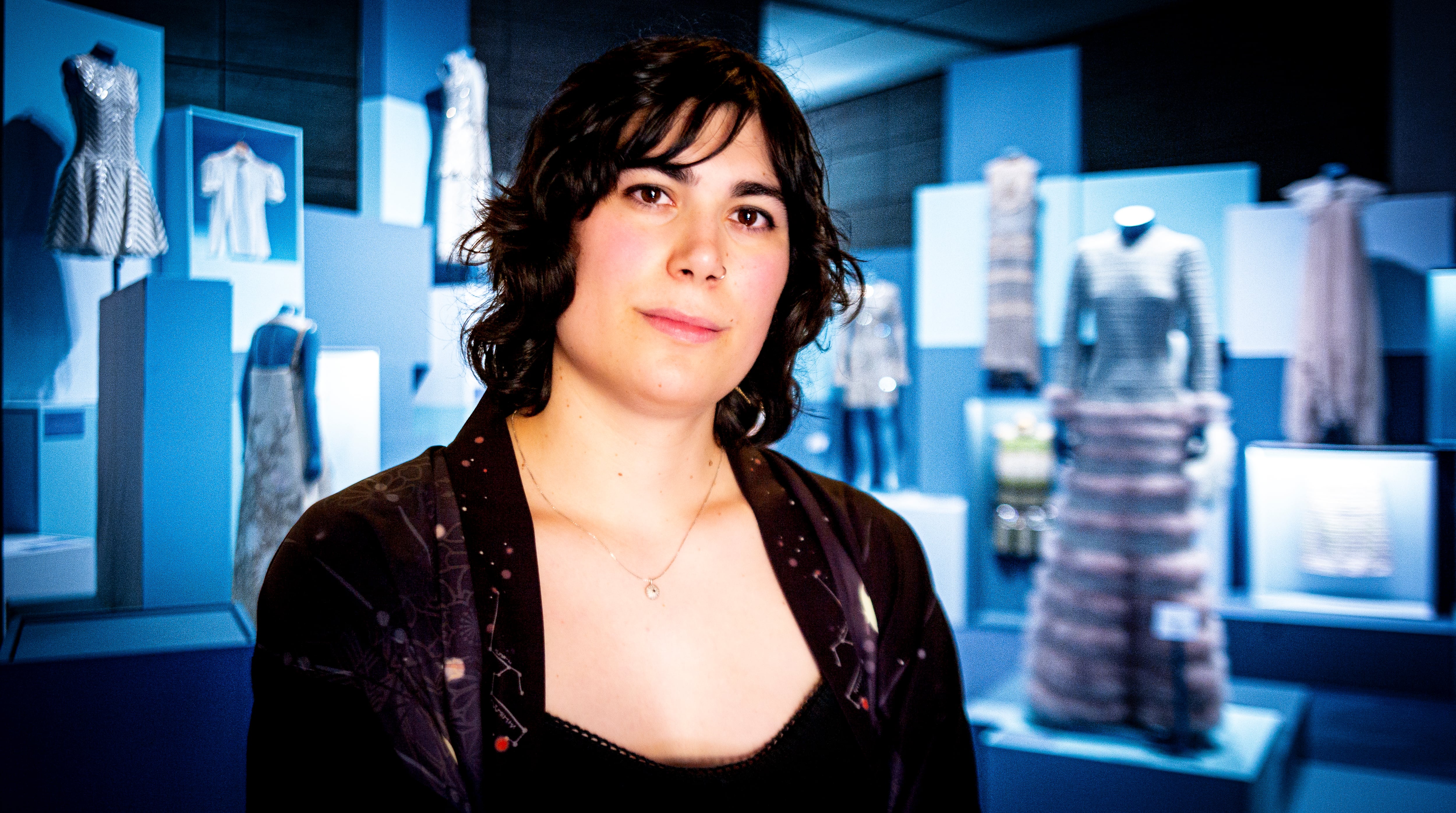 Elisabeth Martínez, en el Museo del Traje de Madrid, donde recibió el Reconocimiento Arcoíris del ministerio de Igualdad.