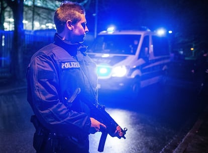 Policías en los aledaños del estadio de Hannover donde ha sido suspendido el amistoso entre Alemania y Holanda